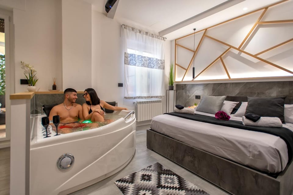 Hot Tub, Photo of the whole room