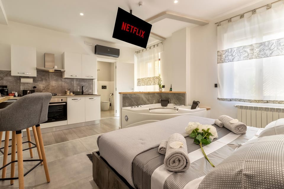 Hot Tub, Photo of the whole room, kitchen