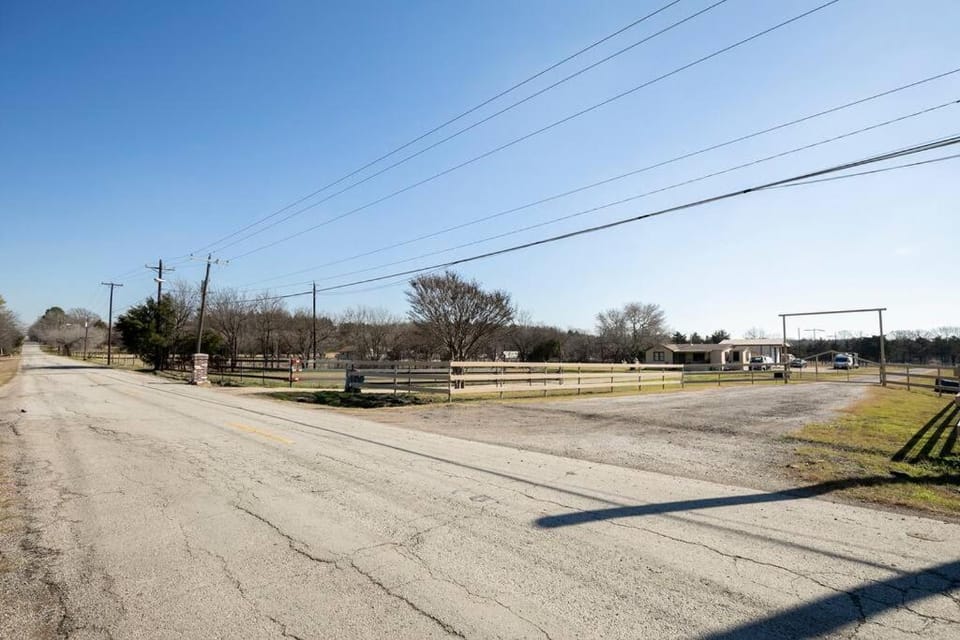 Texas Ranch House with 5 Bedroom and Fish Pond House in Dallas