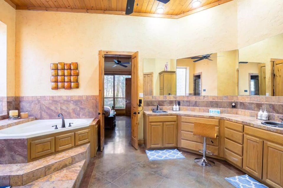 Texas Ranch House with 5 Bedroom and Fish Pond House in Dallas