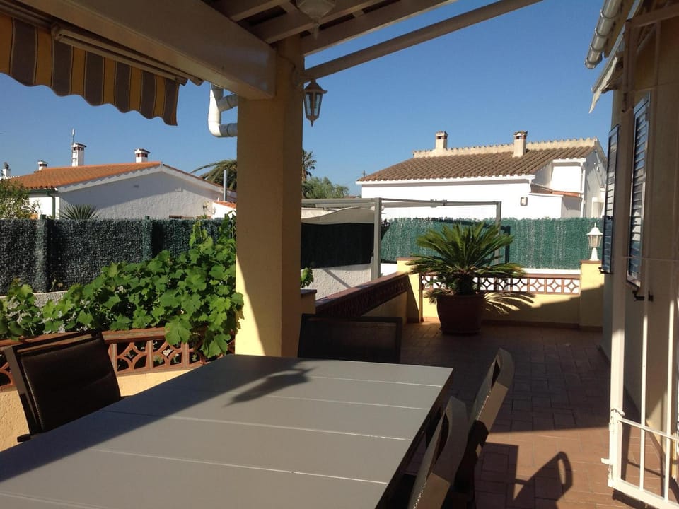 Casa con Piscina, A/A, BBQ, WiFi y Garaje en Sant Pere Pescador - ES-89-76 House in Alt Empordà