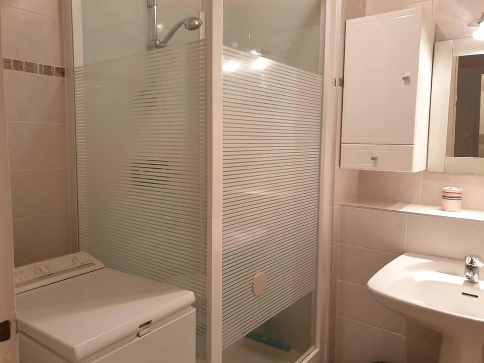 F2 avec parking, terrasse & wifi à Amélie-les-Bains, animaux acceptés - FR-1-703-53 Apartment in Alt Empordà