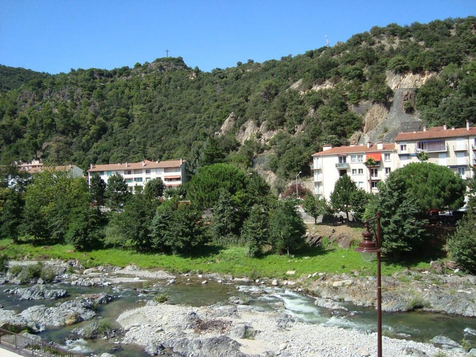 Appartement F3 avec balcon exposé sud, 2 chambres, proche commodités à Amélie-les-Bains - FR-1-703-42 Apartment in Alt Empordà