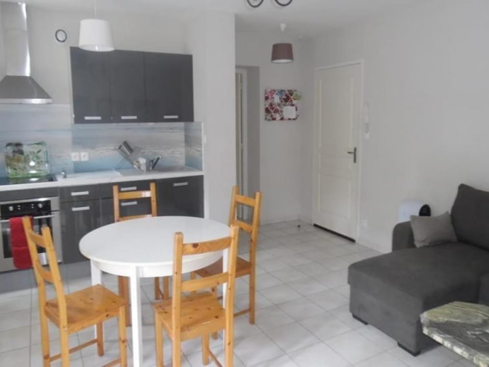Confortable F3 avec balcon/terrasse en centre-ville, proximité cures, parking, ascenseur, pour 4 pers. - FR-1-703-88 Apartment in Alt Empordà
