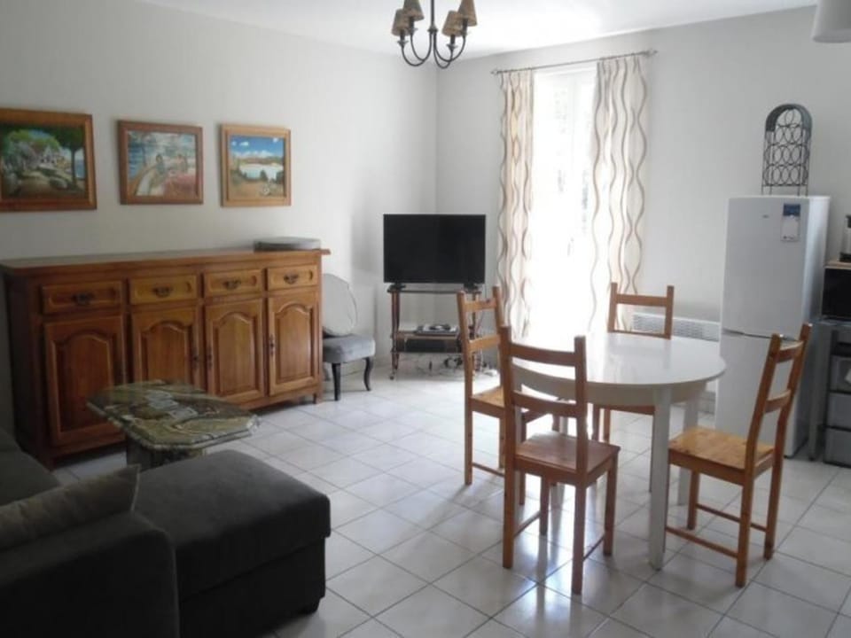 Confortable F3 avec balcon/terrasse en centre-ville, proximité cures, parking, ascenseur, pour 4 pers. - FR-1-703-88 Apartment in Alt Empordà