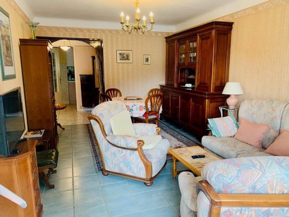 Appartement F3 avec Terrasse, Garage et Wifi - 4 Couchages - Proche Cures et Centre Ville - FR-1-703-113 Apartment in Alt Empordà