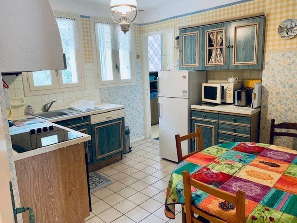 Appartement F3 avec Terrasse, Garage et Wifi - 4 Couchages - Proche Cures et Centre Ville - FR-1-703-113 Apartment in Alt Empordà