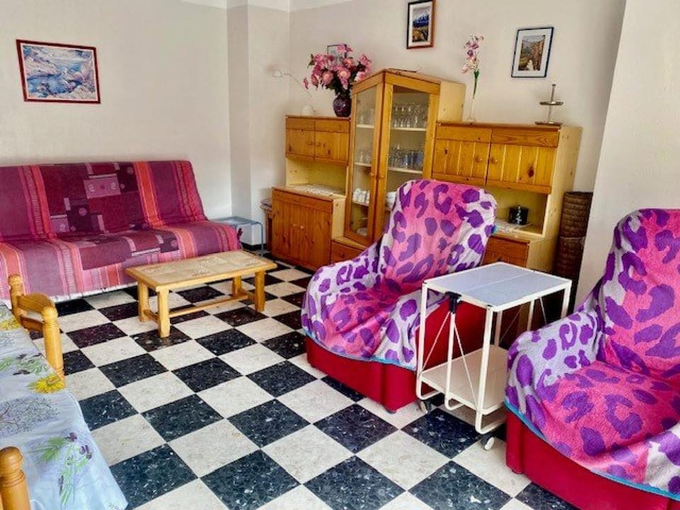 Charmant F2 avec Garage, Terrasse et Véranda, à 500m du Centre et 600m des Cures à Amélie-les-Bains Apartment in Alt Empordà