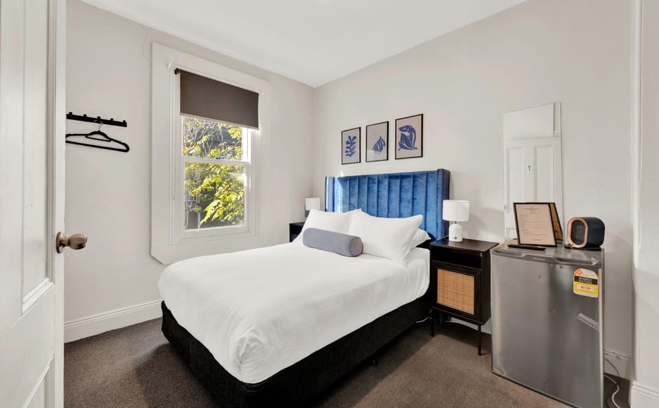 Bed, Bedroom, minibar