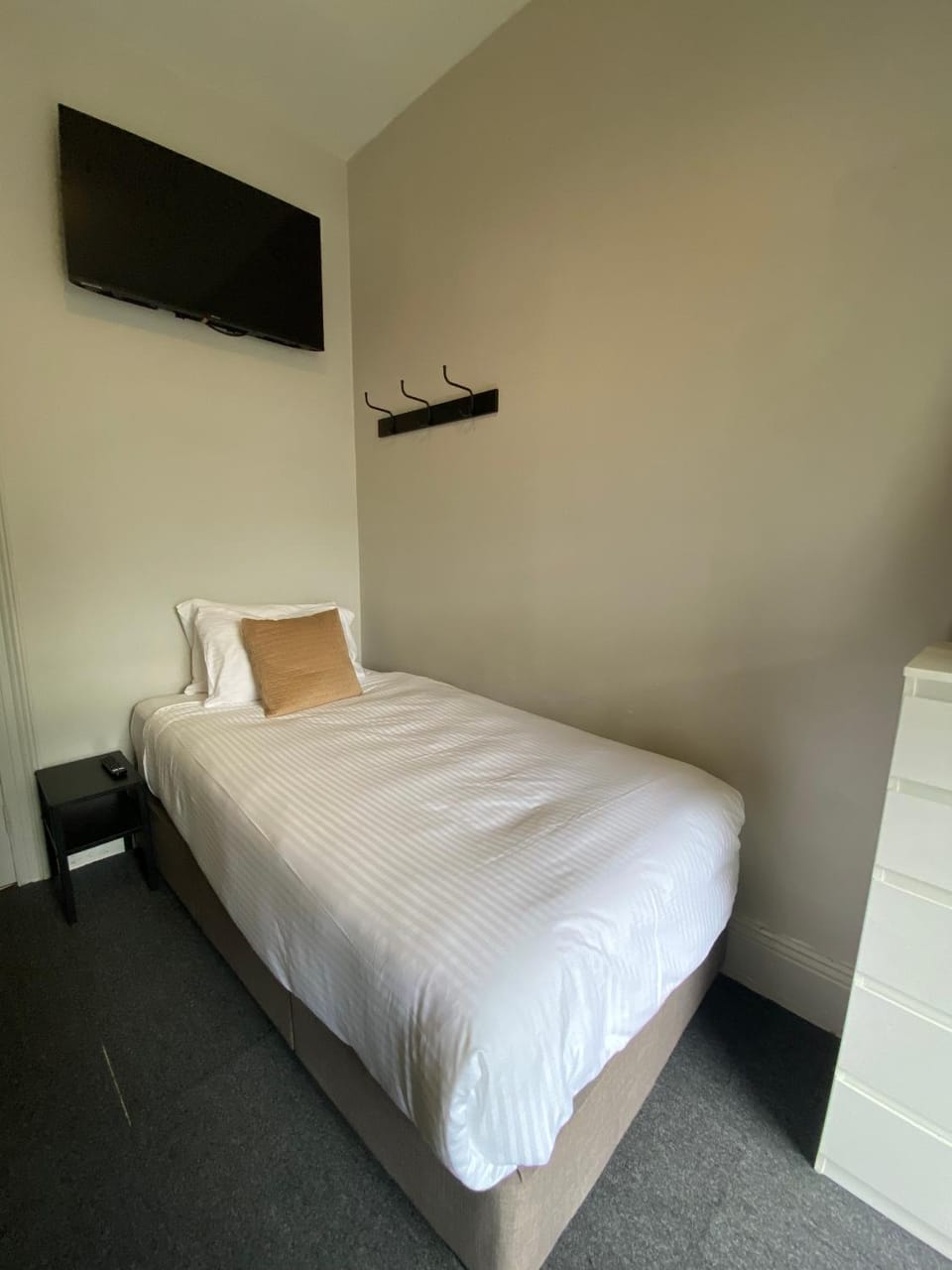 Bed, TV and multimedia, Bedroom