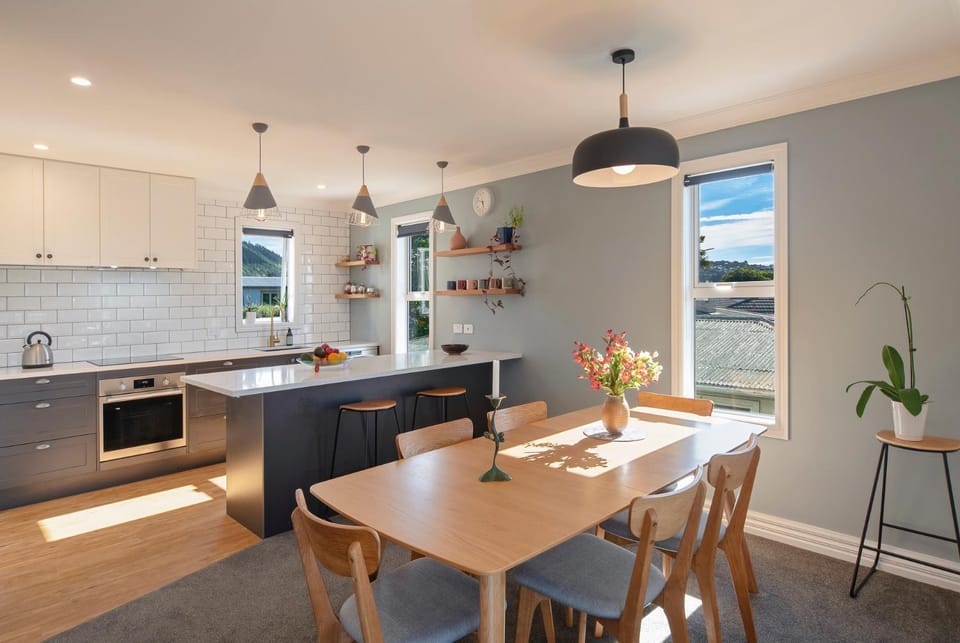 Kitchen or kitchenette, Dining area