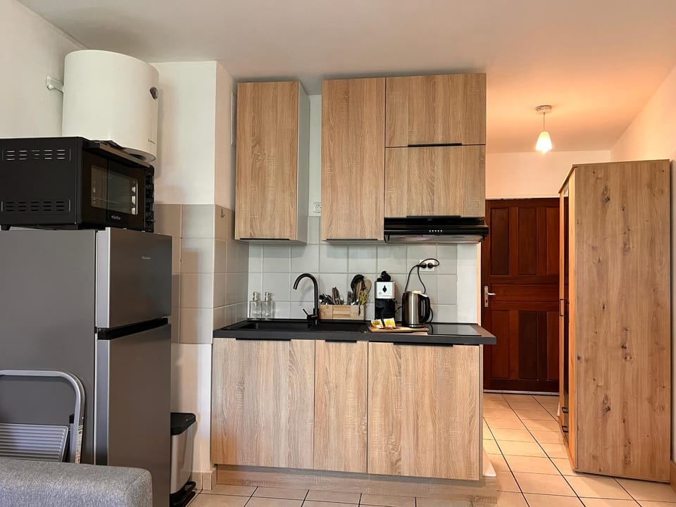 Coffee/tea facilities, Kitchen or kitchenette, oven, stove