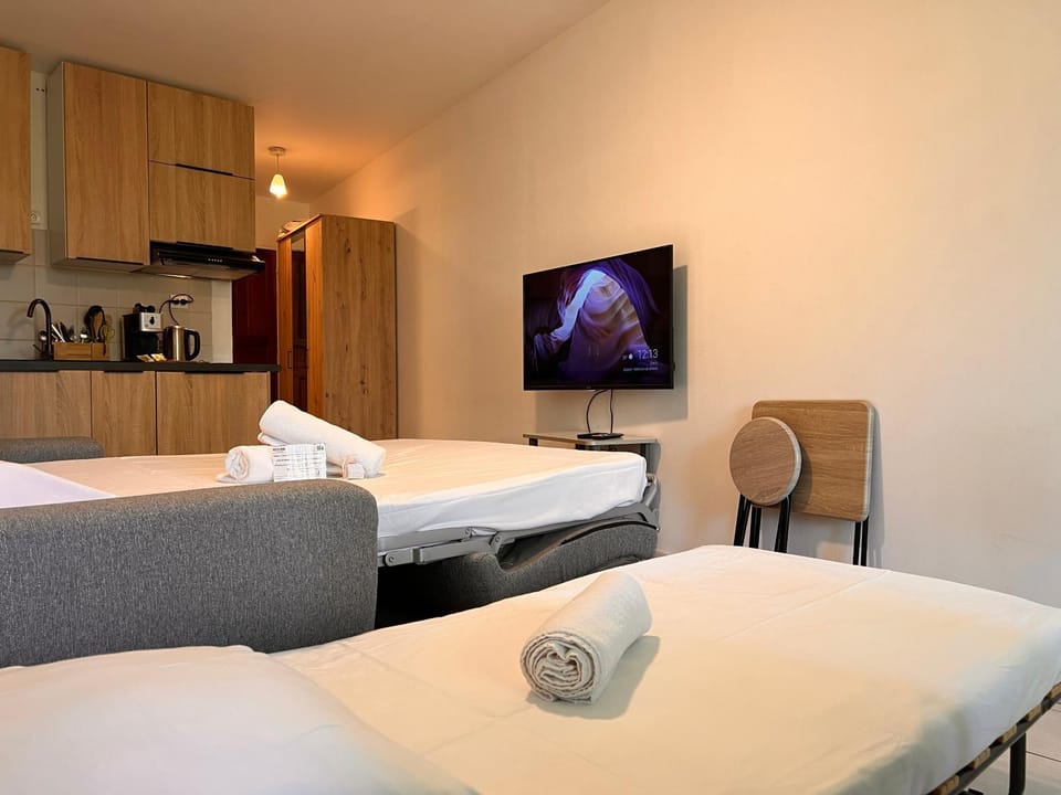 Bed, TV and multimedia, towels