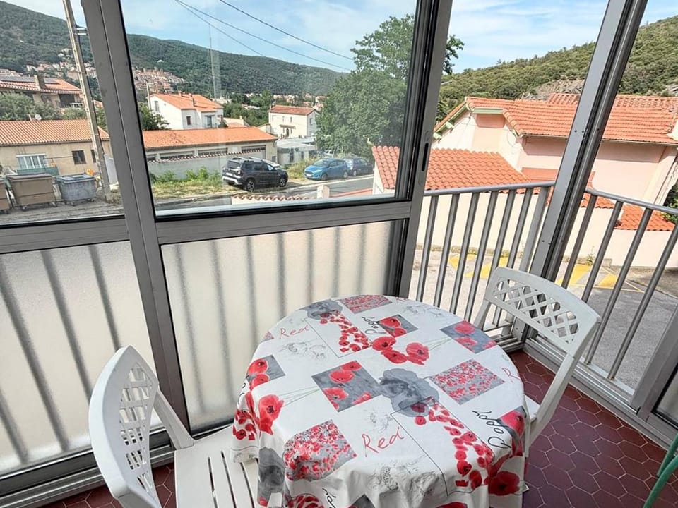 Charmant F2 avec Loggia et Parking à 800m des Cures - 4 couchages - Amélie-les-Bains - FR-1-703-140 Apartment in Alt Empordà