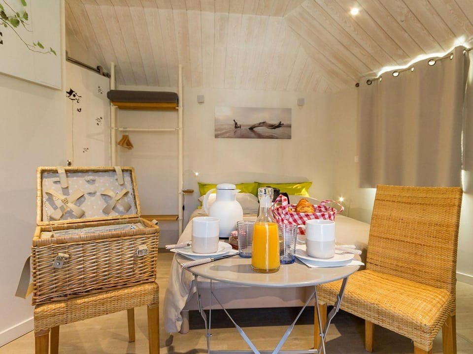 Cabane perchée avec lit king-size, salle d'eau, kitchenette, TV, Wi-Fi et petit-déjeuner inclus - FR-1-306-1237 Bed and Breakfast in Pays de la Loire