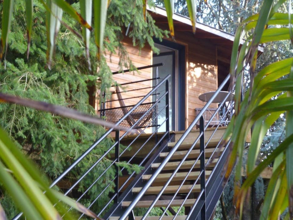 Cabane perchée avec lit king-size, salle d'eau, kitchenette, TV, Wi-Fi et petit-déjeuner inclus - FR-1-306-1237 Bed and Breakfast in Pays de la Loire
