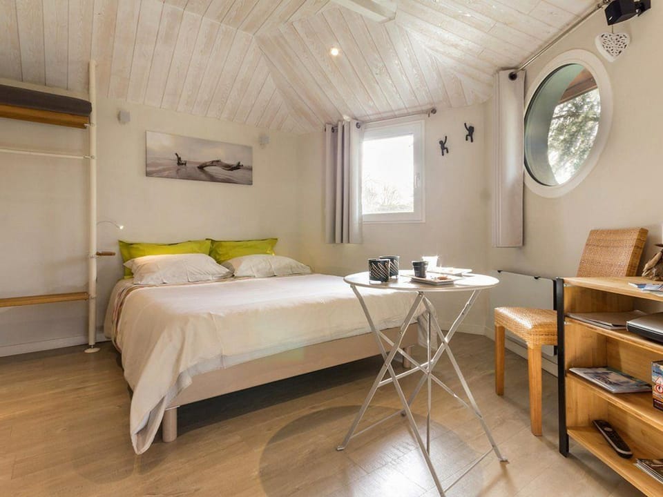 Cabane perchée avec lit king-size, salle d'eau, kitchenette, TV, Wi-Fi et petit-déjeuner inclus - FR-1-306-1237 Bed and Breakfast in Pays de la Loire