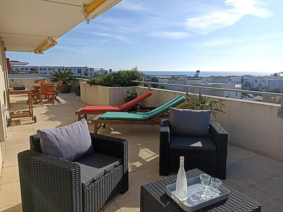 Superbe 4 pièces avec terrasse, clim, piscine et parking à Sète - FR-1-338-493 Apartment in Occitanie