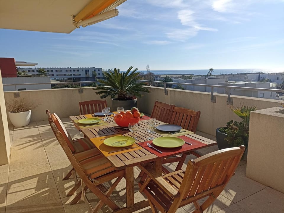 Superbe 4 pièces avec terrasse, clim, piscine et parking à Sète - FR-1-338-493 Apartment in Occitanie