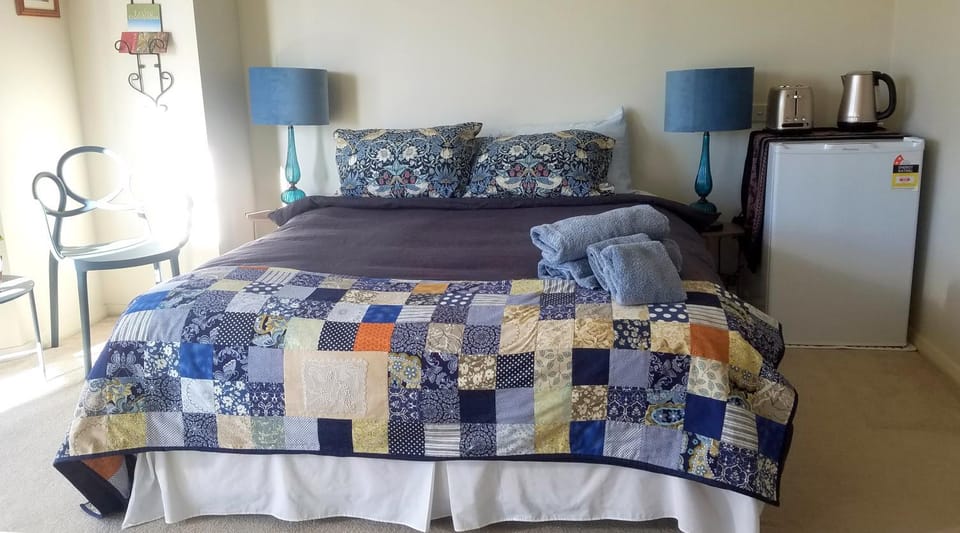 Bed, towels