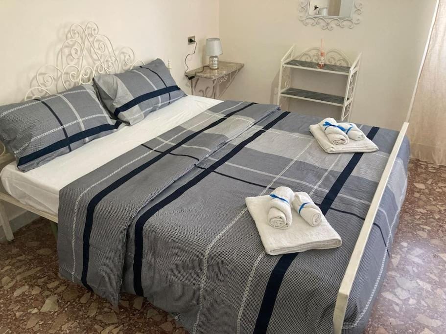 Bed, Bedroom, towels