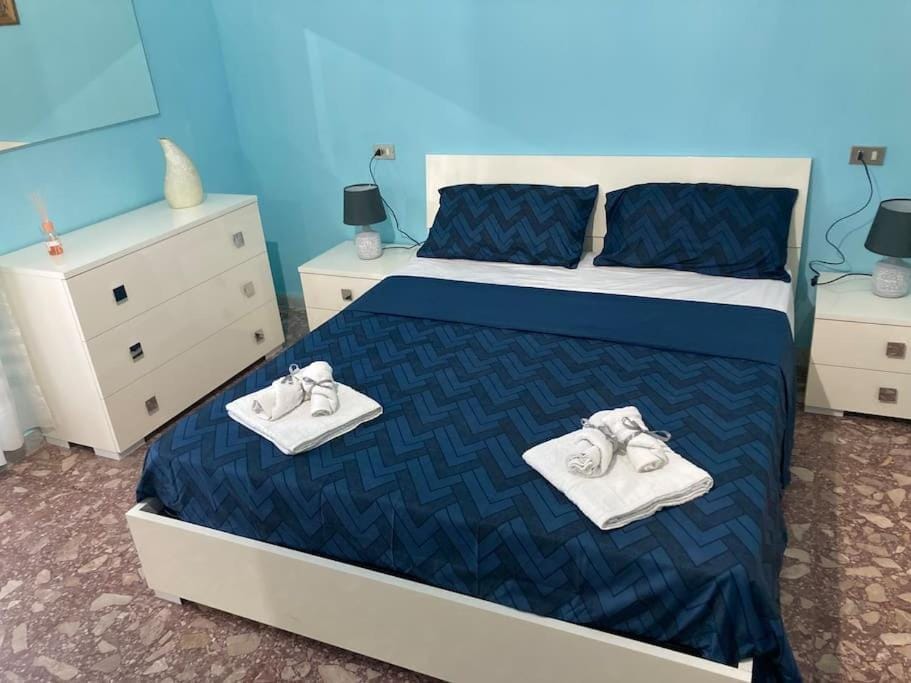 Bed, Bedroom, towels