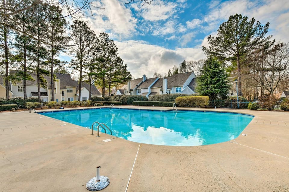 Chic Charlotte Townhome w/ Community Pool House in Charlotte