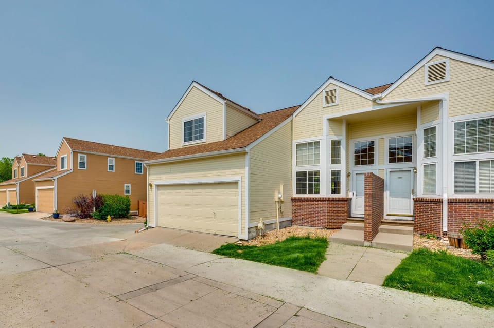 13 Mi to Dtwn Denver: Arvada Townhome w/ Deck House in Arvada