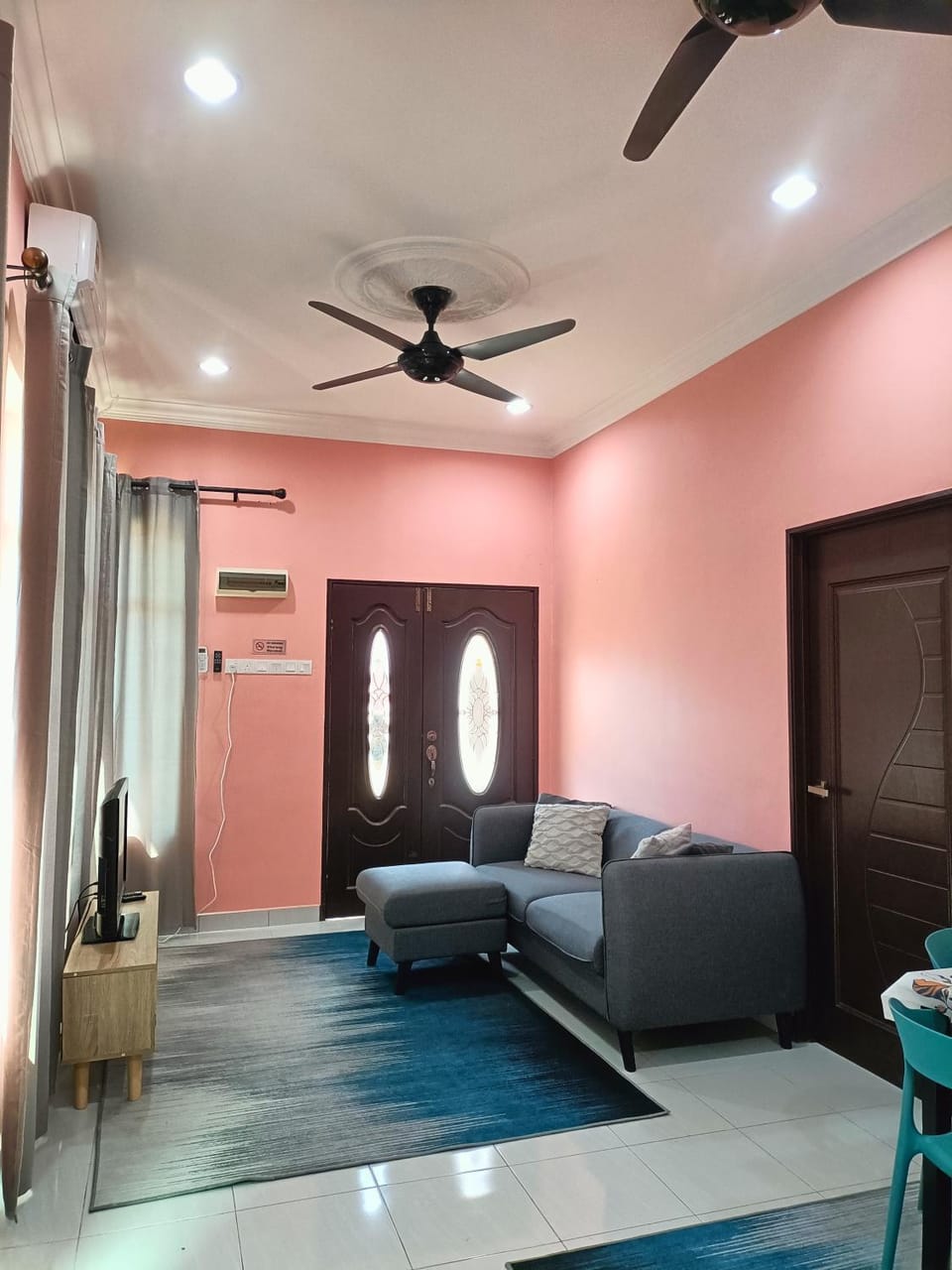TV and multimedia, Living room, Seating area, fireplace, air conditioner
