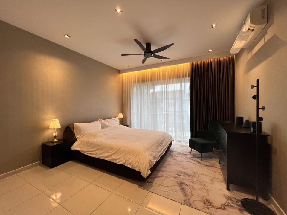 Bed, Photo of the whole room, Bedroom, fireplace, air conditioner