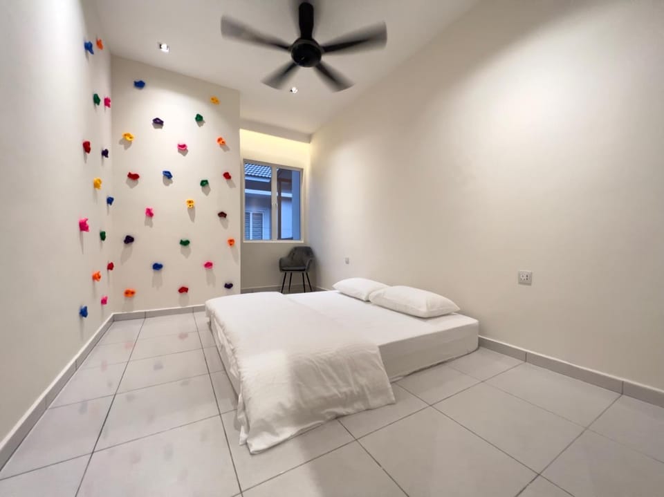 Bed, Photo of the whole room, Bedroom, fireplace, air conditioner