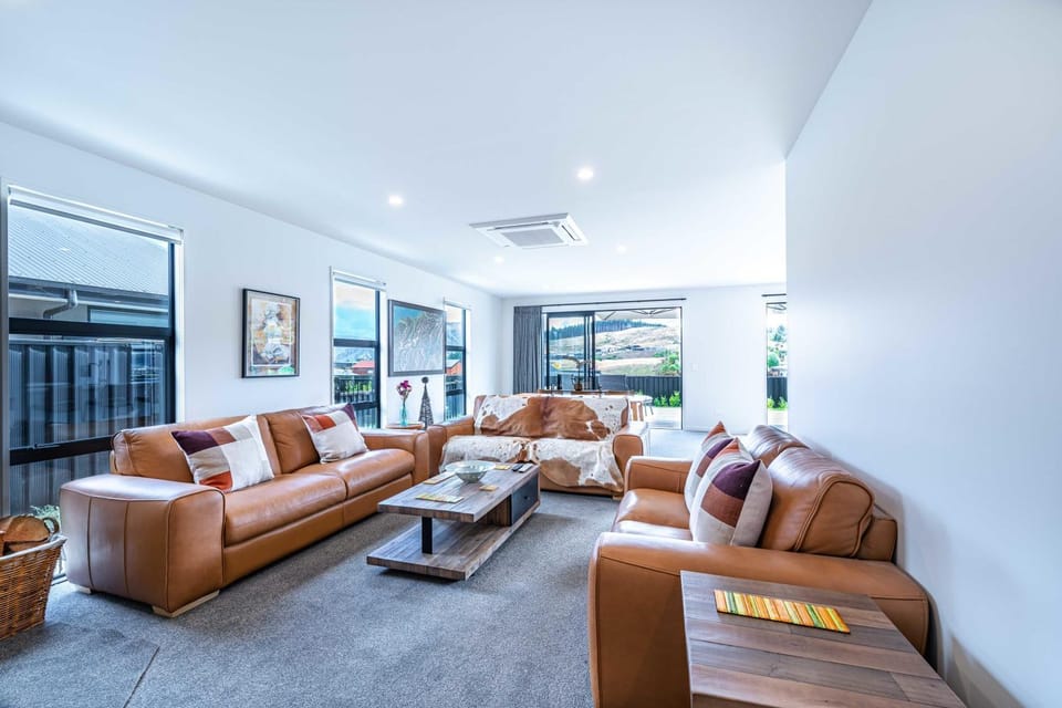 The Heights Vista Retreat House in Wanaka