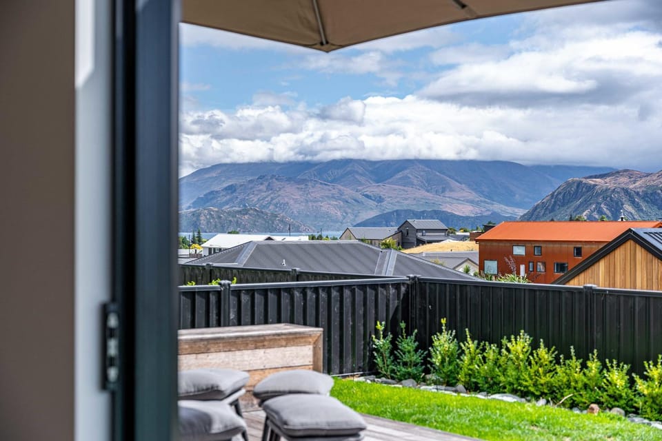 The Heights Vista Retreat House in Wanaka