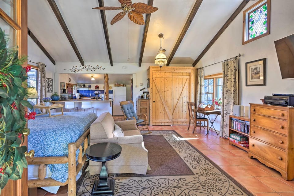 Cozy 'Story Book Barn Cottage' w/ Scenic View Apartment in Julian