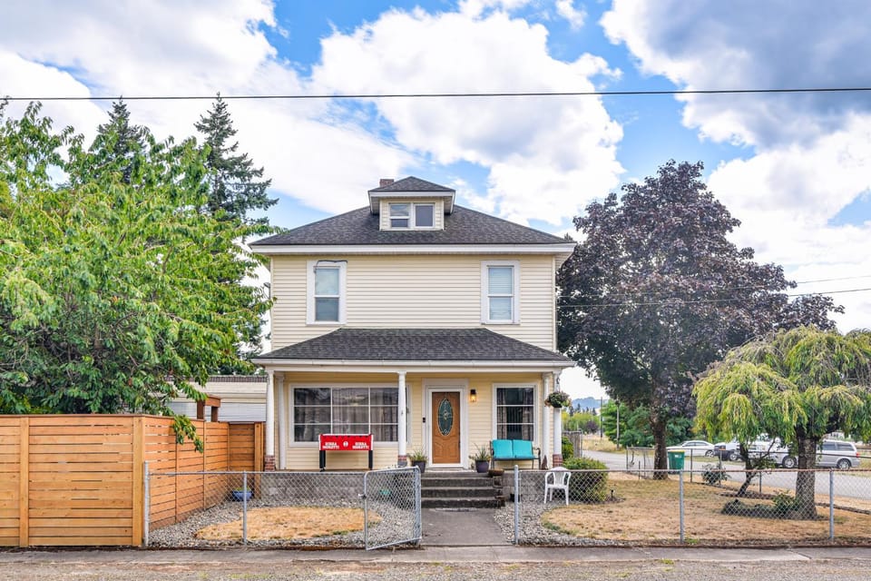 Walk to Crown Zellerbach Trl: PNW 'Celestial Inn' House in Washington