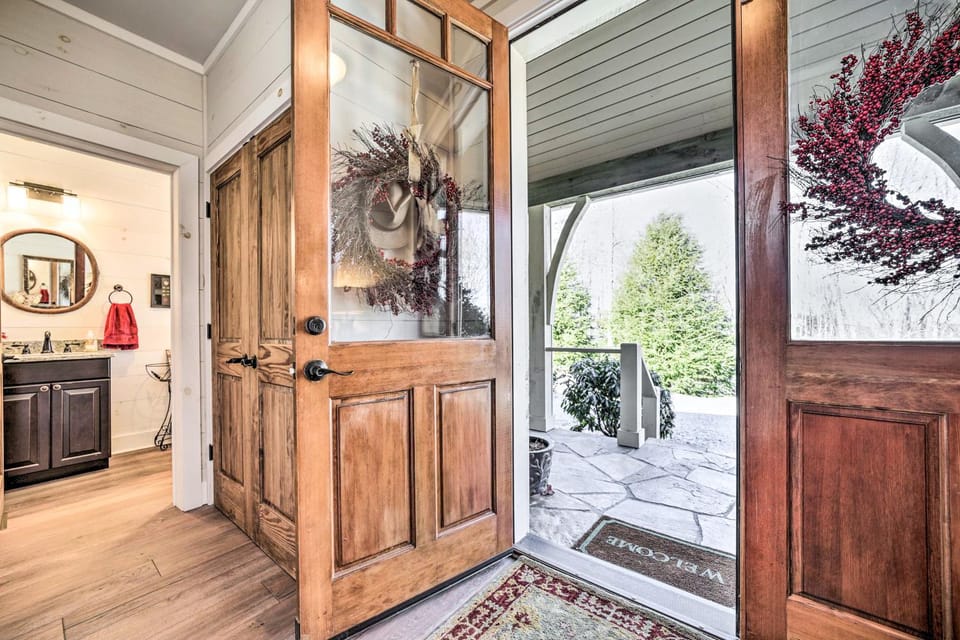 On 22 Acres! Mtn-View Cullowhee Craftsman Retreat House in Tennessee