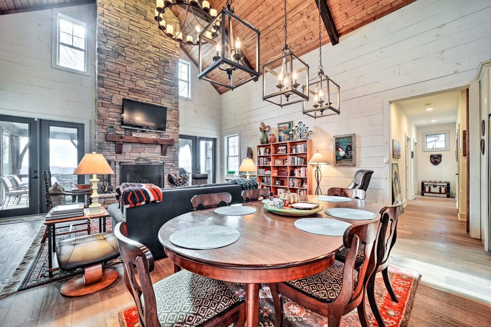 On 22 Acres! Mtn-View Cullowhee Craftsman Retreat House in Tennessee