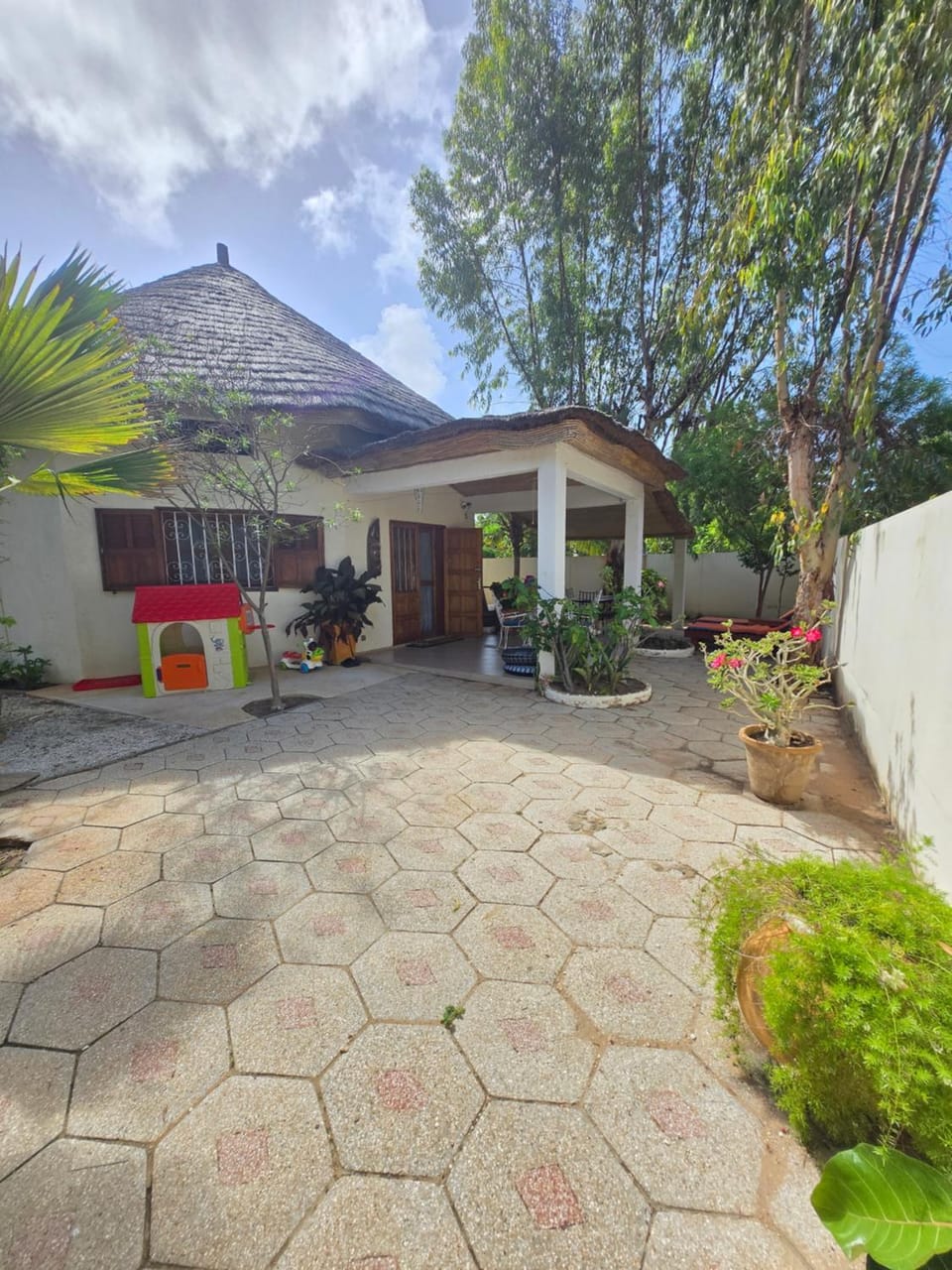 Property building, Spring, Day, Garden, Garden view