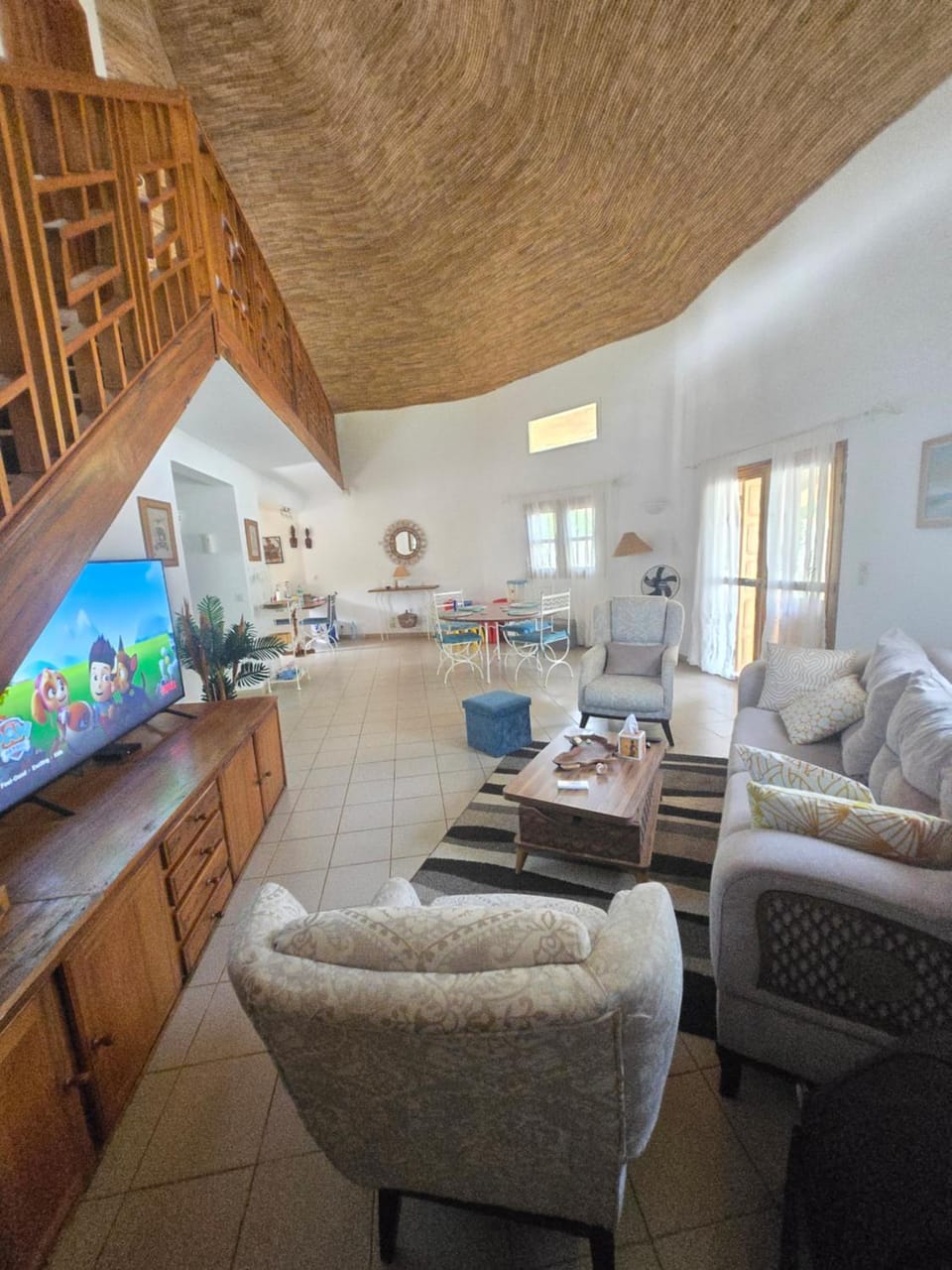 TV and multimedia, Kitchen or kitchenette, Living room, Seating area, Dining area