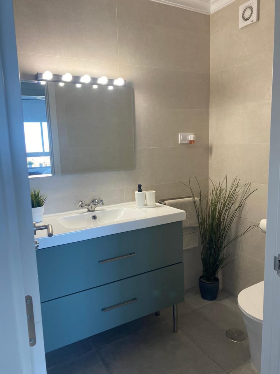 Toilet, Bathroom, towels