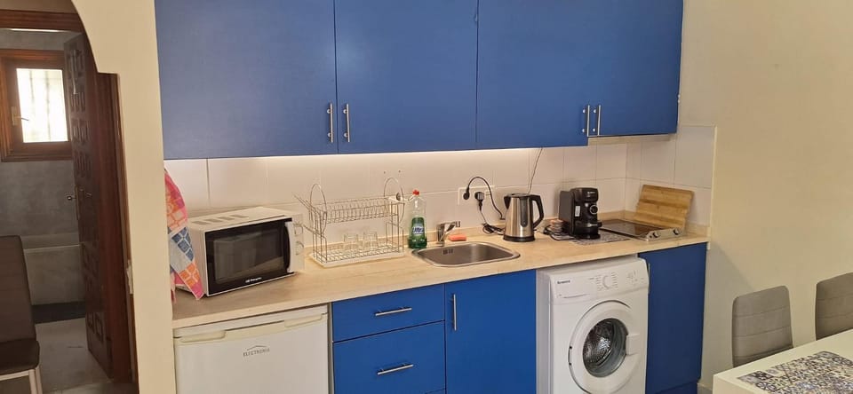 Coffee/tea facilities, Kitchen or kitchenette, oven, stove, toaster, washing machine