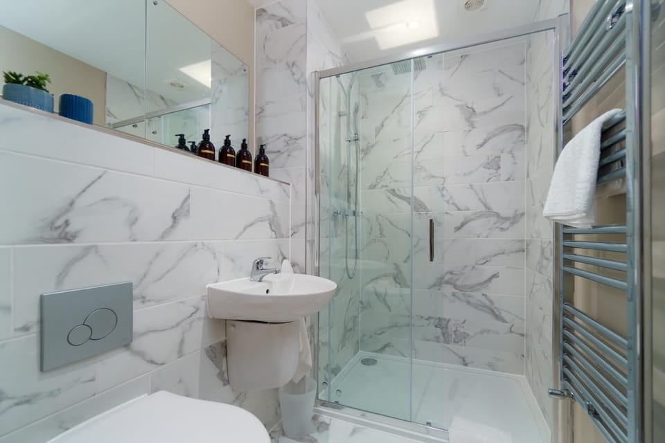 Shower, Toilet, Bathroom, towels