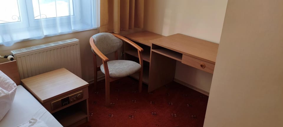 Bed, Seating area, Bedroom