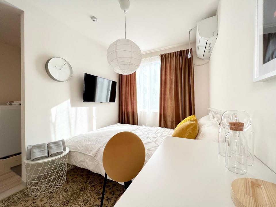Bed, TV and multimedia, Seating area, Evening entertainment, Bedroom, air conditioner