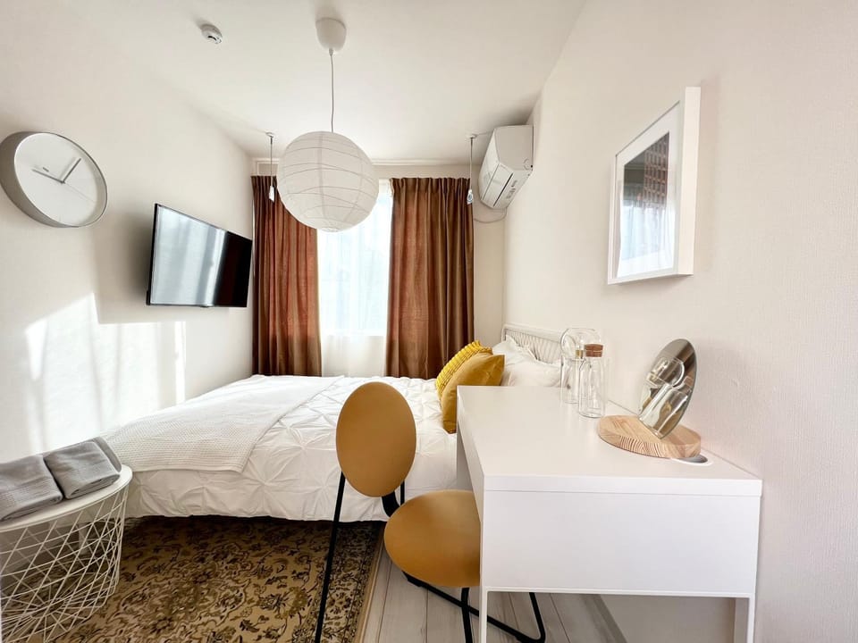 Bed, TV and multimedia, Seating area, Dining area, Bedroom, air conditioner