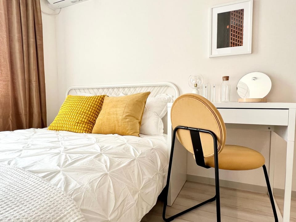Bed, Seating area, Dining area, Bedroom, hair dresser