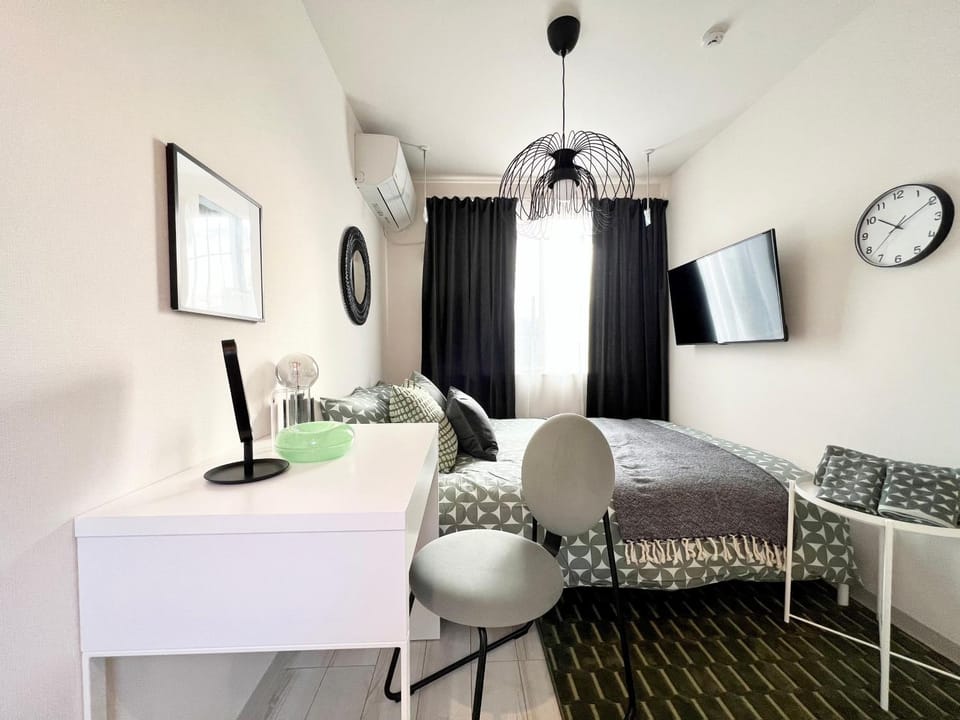 Bed, TV and multimedia, Seating area, Dining area, Bedroom, hair dresser
