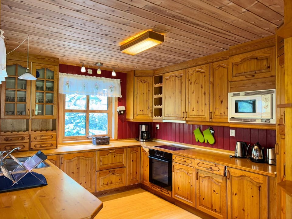 Coffee/tea facilities, Kitchen or kitchenette, microwave, oven, stove
