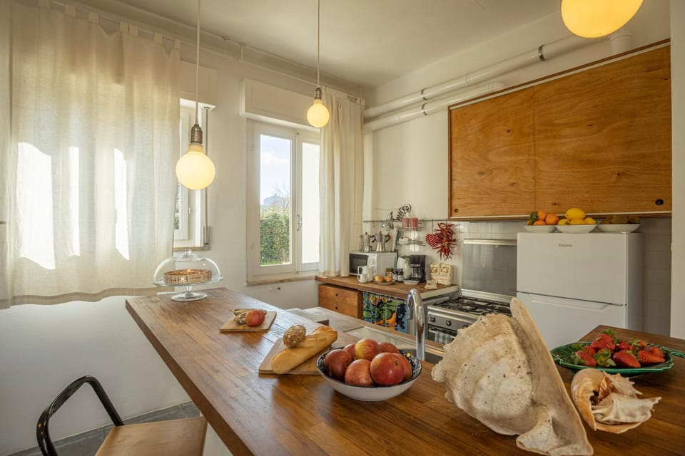 Kitchen or kitchenette, Dining area, minibar, pet friendly, stove