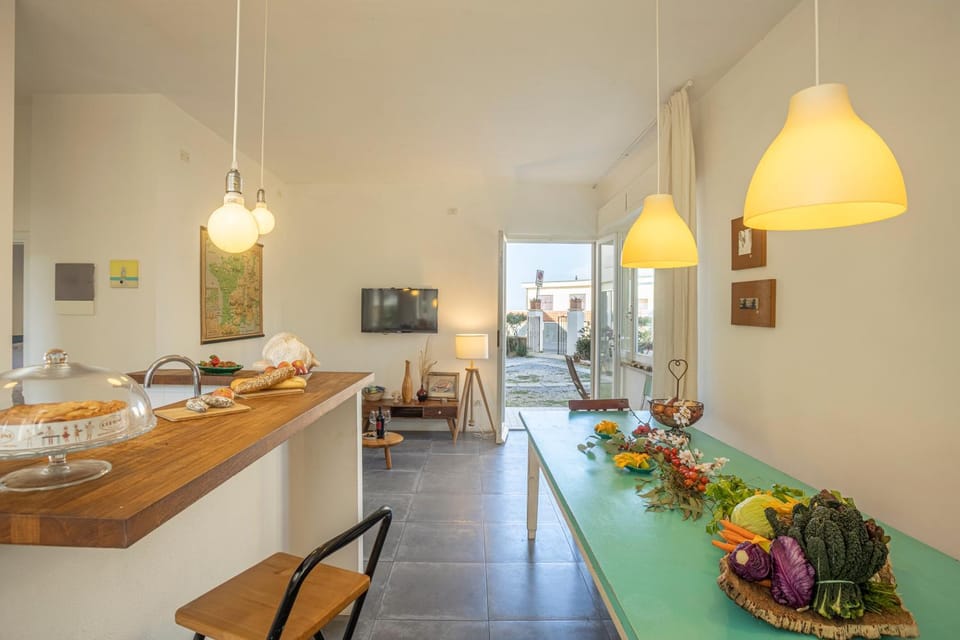 Kitchen or kitchenette, Living room, Food and drinks, Seating area, Dining area